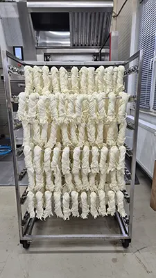 Для копчения сыра подходит и горячее, и холодное копчение