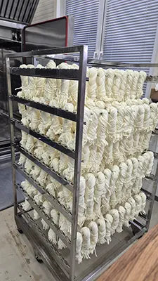 Для копчения сыра применяются и горячее, и холодное копчение