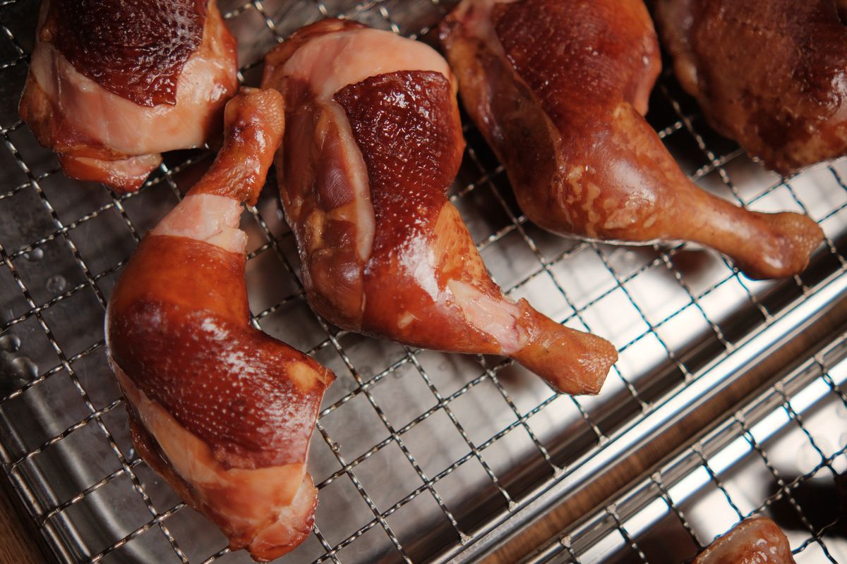 Процесс горячего копчения курицы
