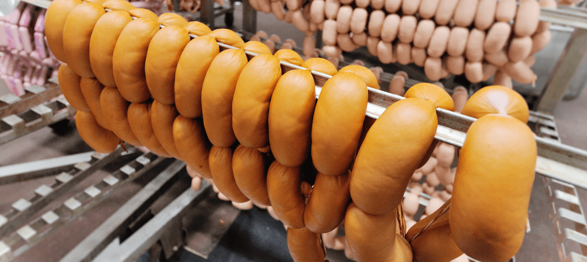 Колбасы и сосиски - основная продукция коптильных цехов