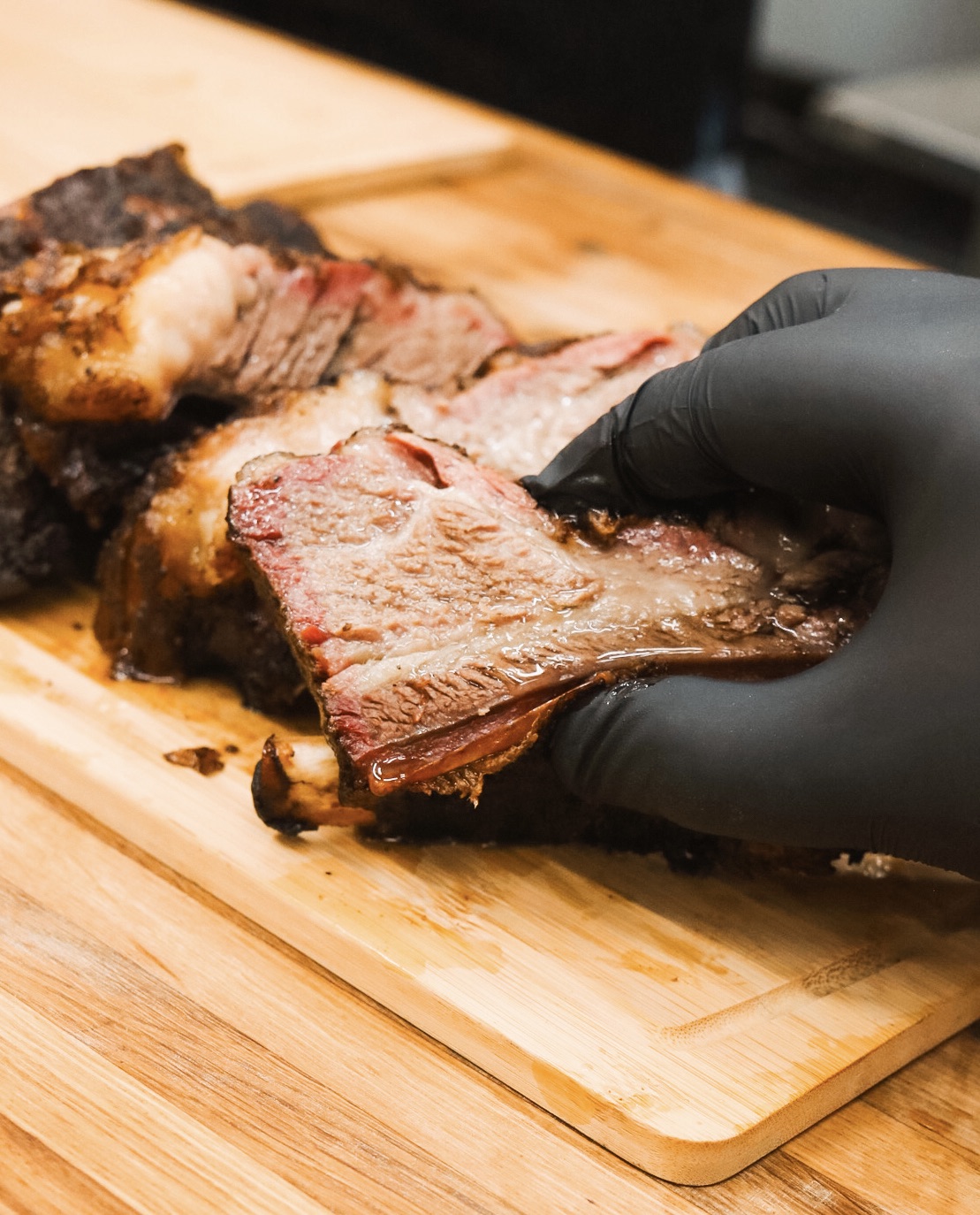 Продукция в стиле Барбекю:

    утка в стиле по-пекински,
    ребра свиные BBQ,
    ребра Кальби,
    копчено-запеченная баранина,
    индейка гриль,
    рваное мясо в техасском стиле.
