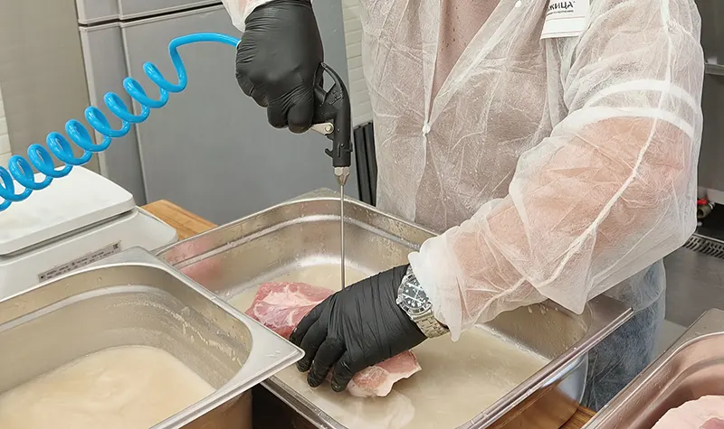 Инъектирование мяса должно быть равномерным &mdash; проколы делают с промежутком примерно в 2 см.