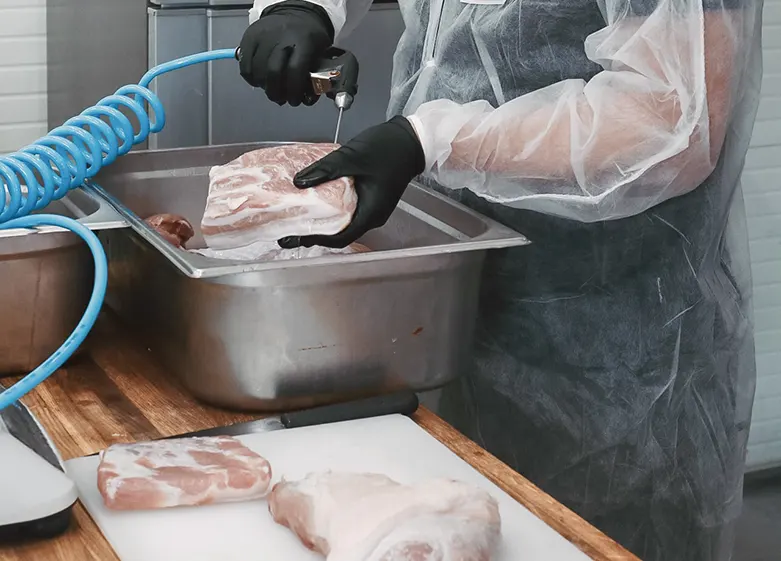 Инъектирование мяса перед копчением ручным пневматическим инъектором Ижица МИ-2