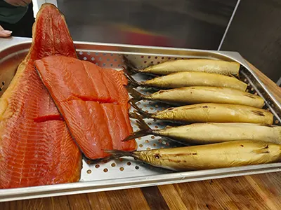 Готовые копченые рыбы: скумбрия и горбуша