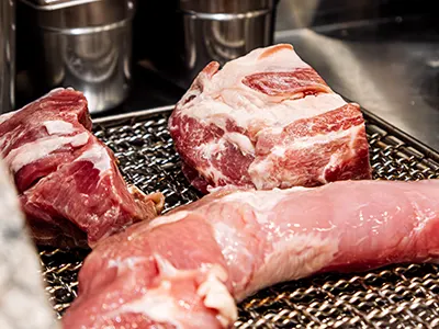 Крупные куски мяса приготовлены для посола