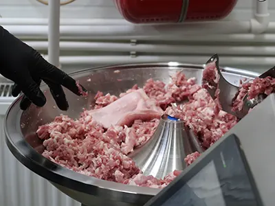 Фарш готовится и эмульгируется в куттере