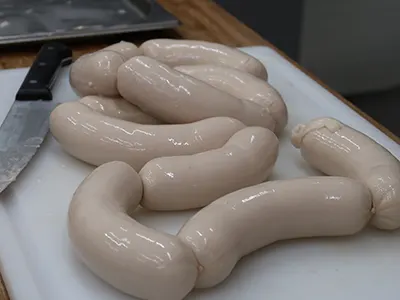 После приготовления эмульсии фарш набивается в оболочку