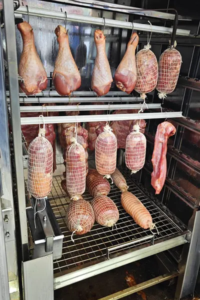 Продукты в коптильной камере можно выкладывать на сетку или подвешивать