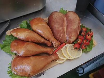 Готовая продукция: варено-копченая куриная грудка и голени
