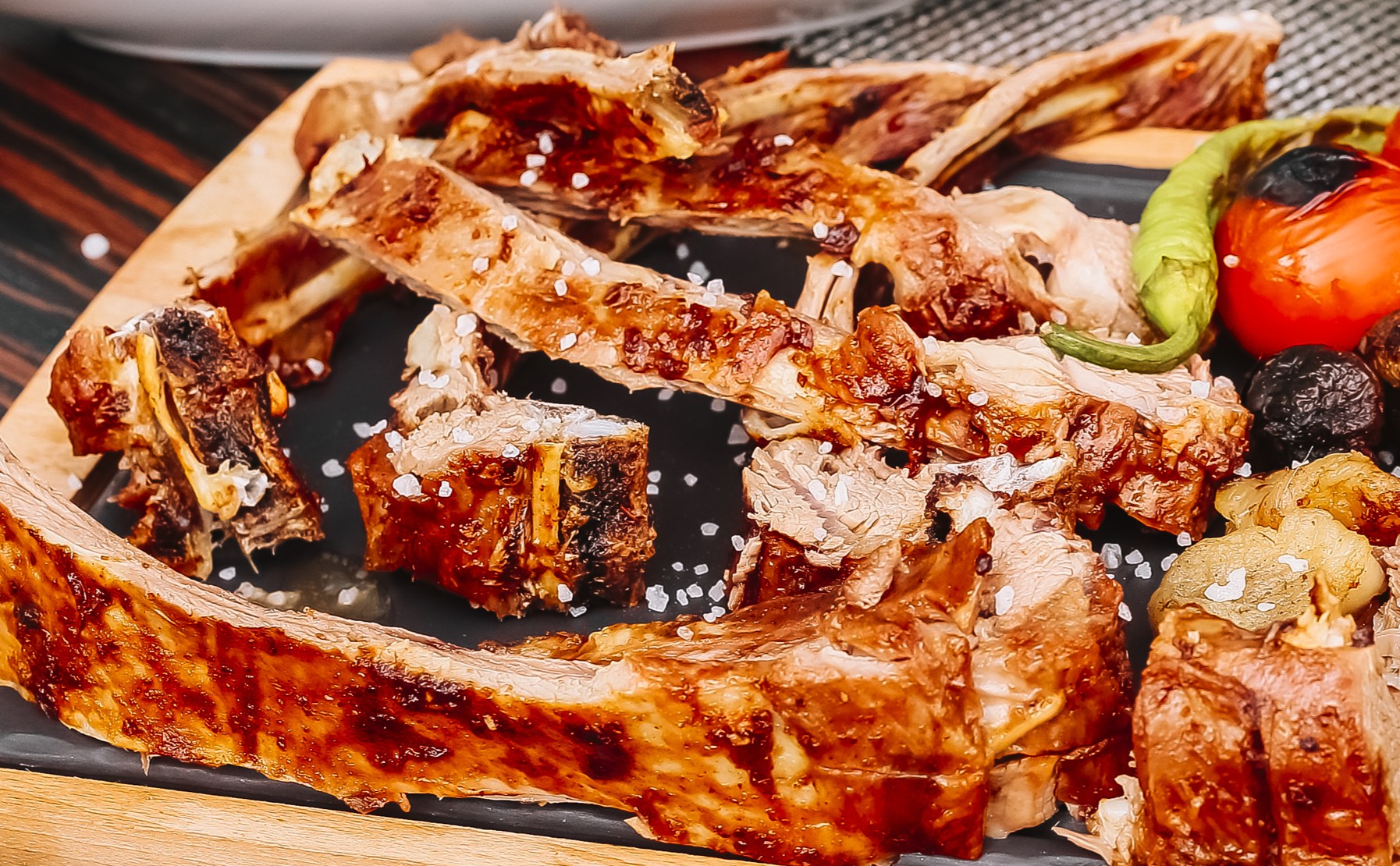 Деликатесы из свинины: ребра, грудинка, окорок копчено-вареные, ребра BBQ в техасском стиле.