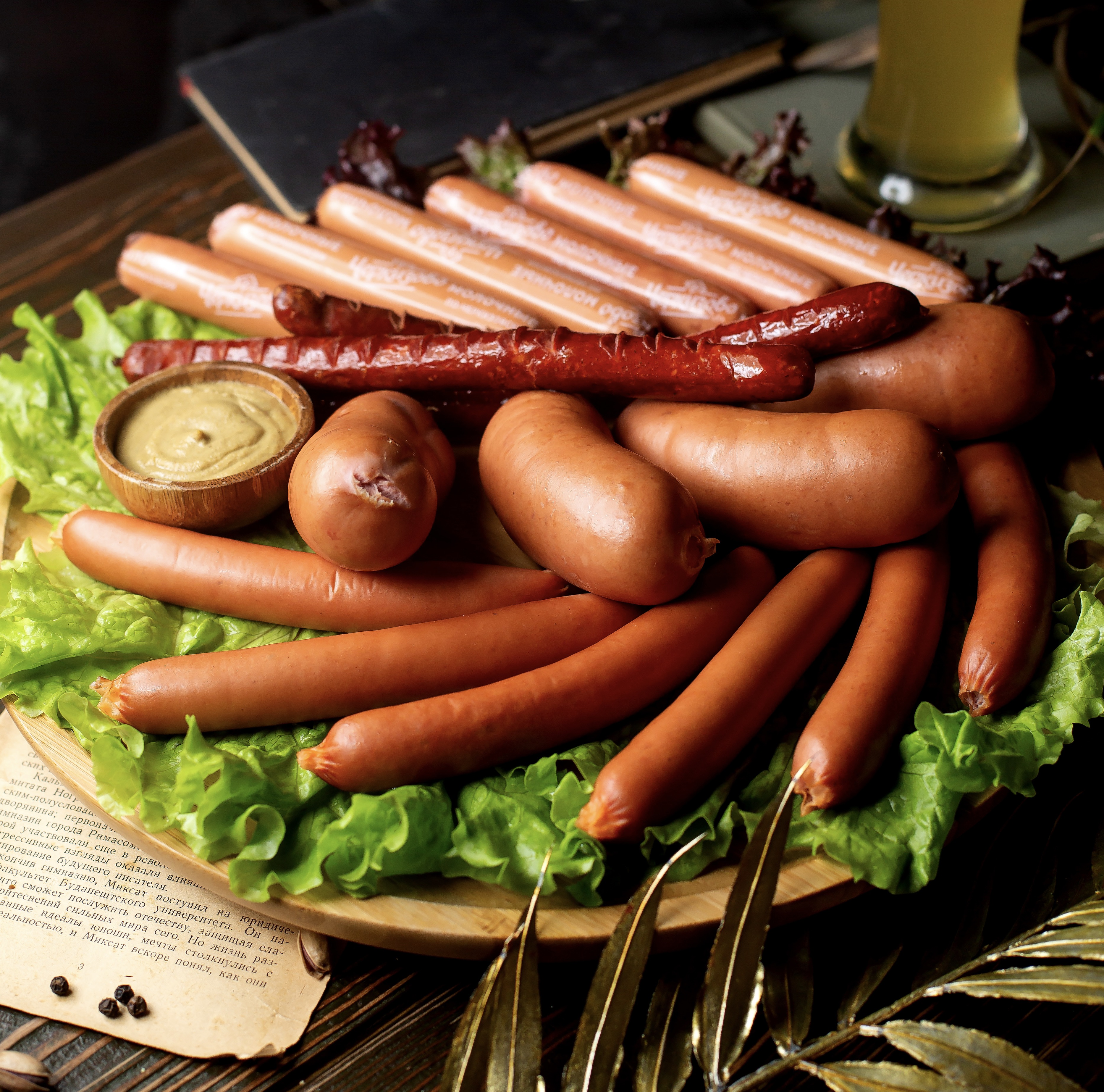 Колбасные изделия на мясорубке:

    колбаса краковская полукопченая,
    колбаса полукопченая из курицы;

Колбасные изделия на куттере:

    сосиски молочные,
    сардельки дачные,
    колбаса докторская,
    мясной хлеб,
    сервелат Кремлевский,
    сервелат из мяса говядины и птицы.
