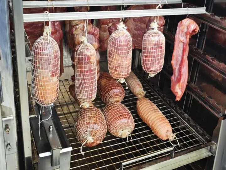Часть продукции можно развесить, другую часть - разложить на сетке